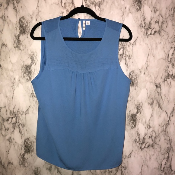 Elle sleeveless pintuck scalloped top - Picture 2 of 4